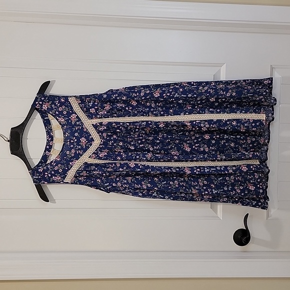 entro Dresses & Skirts - Floral Boho Entro Swing Dress Cut Out Back Size Large NWT